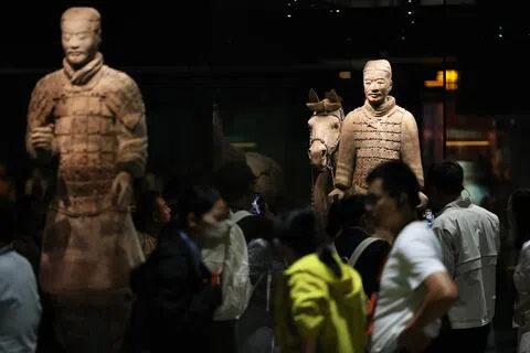 最新研究发现，秦始皇兵马俑表面有女性和少年指纹。图为9月30日，游客在秦始皇帝陵博物院二号兵马俑坑展厅内参观。（新华社）