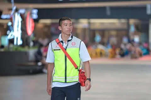 17岁的吴毅贤积极参与社区防卫活动，他学习标准急救、人群管理和危机沟通等技能，也参与大型活动支援工作，协助疏导人群，并在民防部队抵达前提供即时医疗援助。（李冠卫摄）