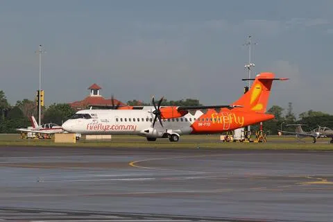 飞萤航空发言人说，受影响乘客将视座位供应情况，改搭马来西亚航空往返吉隆坡国际机场与樟宜机场的航班。若不接受改订的航班，乘客可申请全额退款。（档案照片）