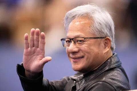知情者称，英伟达首席执行官黄仁勋将出席美国总统特朗普为中国国家主席习近平举行的国宴。图为黄仁勋星期二（9月15日）在美国旧金山出席一场活动。（法新社）