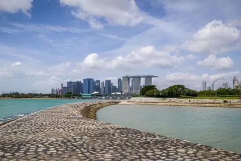随着新加坡落实《海岸防护法案》和相关要求，新加坡水协会致力于集合专业力量，提升业界应对海岸防护，提升防洪需求的能力。（档案照片）