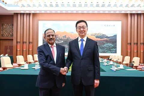 中国国家副主席韩正（右）星期二（8月25日）在北京会见印度国家安全顾问、中印边界问题印方特别代表多瓦尔。（新华社）