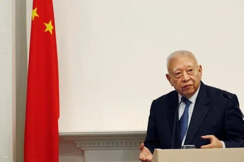 董建华虽然是一块“木头”，可是他为人宽厚，不会像水蛇那样，对反对派赶尽杀绝。图为董建华2015年4月29日就2017年香港特首普选方案召开记者会，呼吁泛民派议员顺应民意、通过政改方案。（路透社档案照）