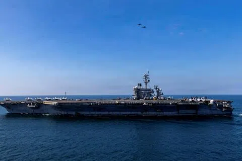 美国海军尼米兹级航母林肯号去年11月开始按计划部署，今年1月被调往中东，参与美军对伊朗军事行动和海上封锁。（路透社）