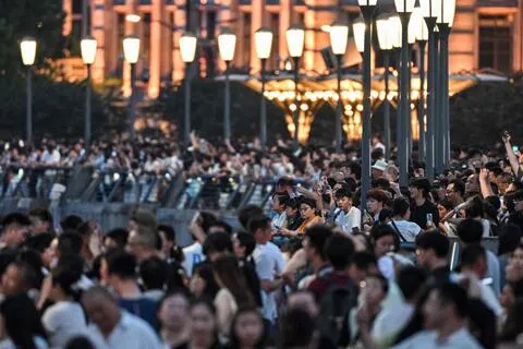 知情人士透露，上海市政府支持的能源装备制造商上海电气集团星期三（8月12日）开始推介俗称“珍珠债”的自贸区离岸债券。图为上海黄浦江畔的外滩滨江步道。（法新社）