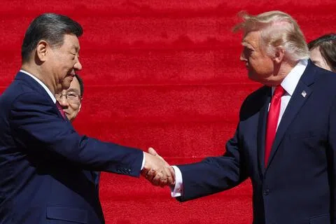 中国国家主席习近平（左）当地时间9月25日结束美国国家档案馆参访准备离开时，与美国总统特朗普握手。习近平当天结束三天访美行程返回中国。（法新社）