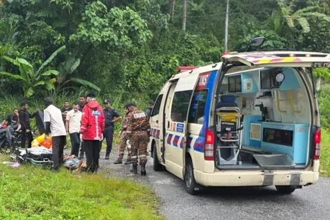 四名新加坡民众星期三（9月30日）下午从霹雳州新邦波赖开车往金马仑高原途中，车子失控冲入路旁沟渠并翻覆，导致他们全部受伤。（霹雳州消防局提供）