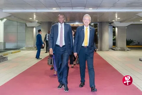 斯威士兰首相戴罗素（左）星期一（8月3日）晚率团抵台，台湾外交部政务次长吴志中（右）到场迎接。（台湾外交部官网）