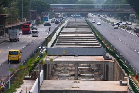 随着射靶场路和惹兰甘榜彰德之间900米长的水道改善工程竣工，整个武吉知马水道上段长2.3公里的排水系统升级改造工作正式完成。（白艳琳摄）