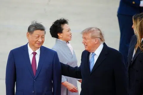 中国国家主席习近平（左）和夫人彭丽媛（中）星期三（9月23日）抵达马里兰州安德鲁斯联合基地，美国总统特朗普（右二）和第一夫人梅拉尼娅（右）在欢迎仪式上迎接。画面中，两国元首交谈之际，两位夫人也在一旁互动。（彭博社）