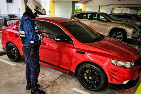为加强执法，从9月起，陆交局和警方在巡逻时若发现报销车，将先锁上车轮，并交由陆交局扣押。如此一来，执法人员能继续执行其他任务。（取自陆交局脸书）