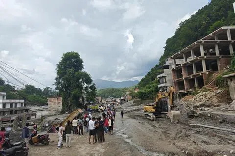 尼泊尔警方星期二（9月1日）在社交媒体发文说，该国泥石流受灾地区已发现1010具遇难者遗体，另有4599人失联。图为星期一（8月31日）拍摄的尼泊尔努瓦果德县德里苏利河沿岸受灾情况。（新华社）
