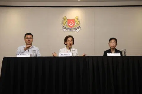 永续发展与环境部长傅海燕（左二）星期五（10月16日）在跨部门记者会上说，烟霾情况仍存在变数，空气质量可能随着天气变化出现波动。 （关俊威摄）