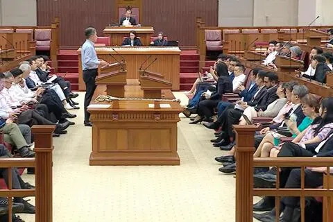 公共服务统筹部长兼国防部长陈振声星期二（9月8日）就政治职务薪金检讨发表部长声明时强调，总统、国会议长和副议长这些法定职务的年薪，将继续沿用现有计算法，与政治职务薪酬框架挂钩。（gov.sg视频截图）