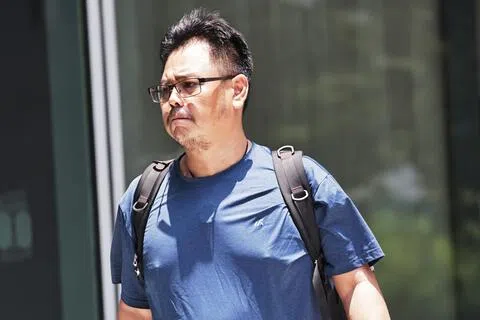 被告季邵华走私1050个丧尸烟弹入境，在关卡被抓现行，星期四（9月3日）被判入狱15周。（海峡时报）