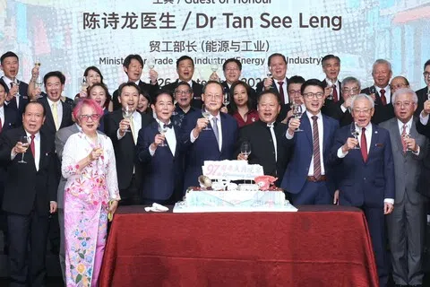 在潮州八邑会馆97周年晚宴上，贸工部长陈诗龙医生（前排左五）与众多八邑会馆理事及社团领导举杯向来宾敬酒。前排左起为潮州总会会长黄海庆、八邑会馆永远名誉会长蓉子、财政部兼人力部高级政务次长黄伟中、八邑会馆永远名誉会长郭明忠、八邑会馆会长吴木兴、文社青部兼交通部政务部长马炎庆、八邑会馆永远名誉会长曾建权、新加坡宗乡会馆联合总会会长蔡其生。（梁麒麟摄）