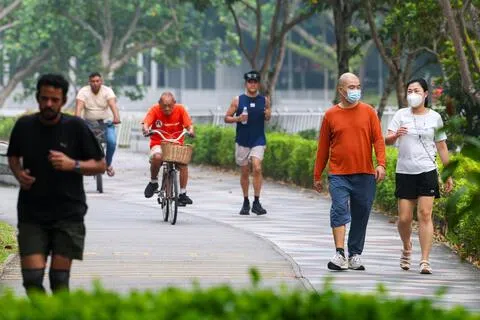 星期六早上仍有公众到榜鹅水道公园晨运，一些人也戴着口罩做运动。（林明顺摄）