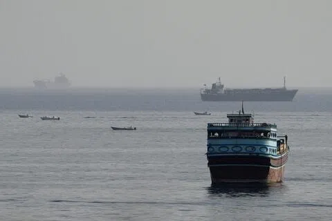 从阿曼的穆桑代姆半岛可清晰眺望霍尔木兹海峡及来往的油轮与商船。（路透社）