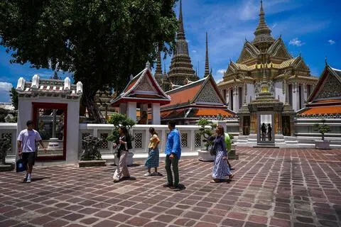 泰国拟议征收的旅游费适用于经航空、陆路或海路入境的外国游客；图为游客到曼谷的卧佛寺参观。（路透社）
