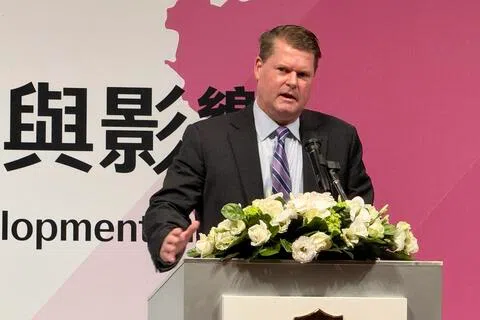 美国前国防部印太安全事务助理部长、现任美国印太安全研究所主席薛瑞福10月20日在台北出席研讨会时强调，美军无意退出第一岛链，北京若因美军受中东战事牵制、弹药吃紧而误判有机可乘，将付出高昂代价。（缪宗翰摄）
