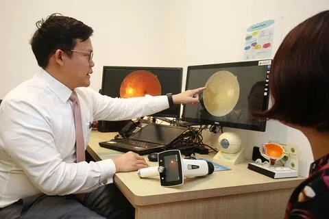 新加坡综合糖尿病视网膜病变计划自2020年利用人工智能眼疾分析系统SELENA+，提高筛查工作的效率，更及时地发现糖尿病患者的眼科疾病。（档案照片）