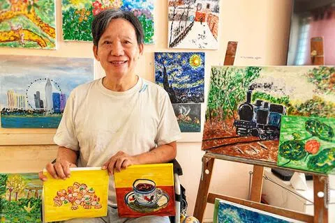 65岁的王志辉六年前曾中风，他在休养期间重拾绘画的兴趣，如今几乎每天创作一至两幅画作，家中存放了300多幅作品。（受访者提供）