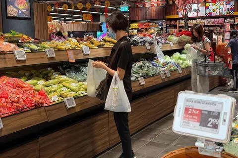 2月整体通胀率为1.2%，低于1月的1.4%，因为住宿与私人交通通胀较低，抵消了核心通胀较高的影响。（唐家鸿摄）
