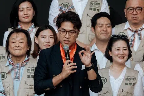 台湾民进党台北市长候选人沈伯洋通报长期被跟监，四人被台北地检署起诉，两名委托跟监的香港人被通缉。图为沈伯洋10月4日在台北的造势大会上发表讲话。（法新社）