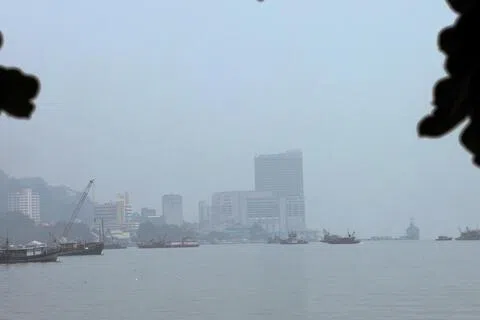马国星期二（10月13日）烟霾情况没有明显改善。东马沙巴山打根星期二烟霾弥漫，空污指数属于99点的中等水平，随时可能超过101点而进入不健康水平。（马新社）