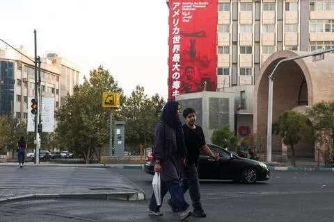 8月13日，伊朗德黑兰一栋建筑物上的反美广告牌。（路透社）