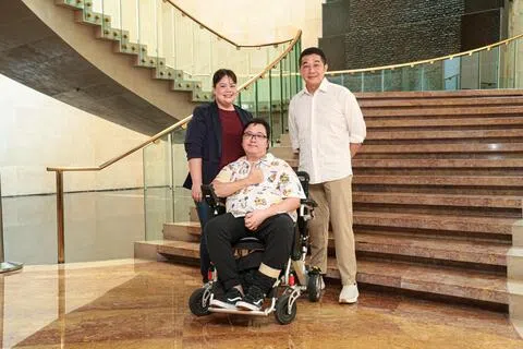 本地保险公司Singlife星期六举办首届研讨会，探讨在超高龄化背景下，人们可如何为患重病、长期护理和退休做好准备。喉癌康复者蔡伟志（右），以及中风康复者邓松延（中）和他的妻子兼看护者黃天惠（左）在研讨会上分享了亲身经历，揭示重病给病患及家庭带来的多重挑战。（李冠卫摄）