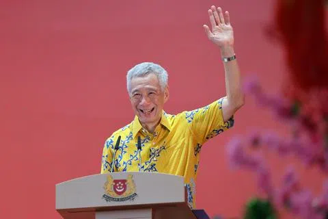 作者提到，李显龙总理在政治生涯中接受的考验和挑战接二连三，个人方面也面临多次的危机。（档案照片）