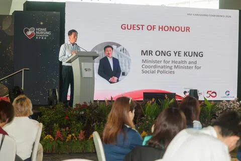 社会政策统筹部长兼保健卫生部长王乙康星期五在家护基金照护者大会上宣布，政府将从明年起为本地看护者提供经济援助、心理支持，以及技能培训方面的支持。（吴先邦摄）