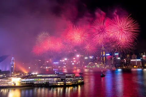 香港星期四（10月1日）晚举办2026年国庆烟花汇演，3万多枚烟花在维多利亚港夜空绽放。（中新社）