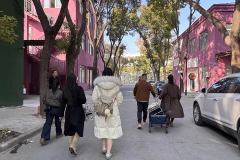 上海国际短视频中心内，几名剧组工作人员正在转场。（黎康摄）