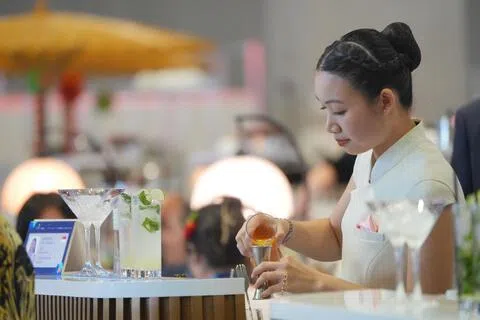 来自共和理工学院的李倩瑜（21岁）在餐厅服务技能项目中夺得银牌，也获颁国家最佳选手奖项。餐厅服务项目考验选手在餐厅环境中完成客迎、点单、上菜、酒水服务和餐后服务的技能。（世界技能新加坡提供）