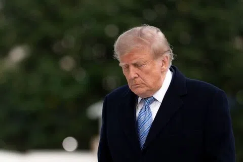 特朗普拒绝减速的逻辑变得清晰：在他看来，一旦美国主动放缓，而中国继续加速，美国可能失去的不只是技术优势，而是未来几十年的世界主导地位。（彭博社）