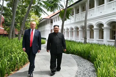 2018年6月12日，特朗普和金正恩在新加坡圣淘沙嘉佩乐酒店会晤，两人还一起在酒店庭院里一起漫步。（取自特朗普Truth Social）
