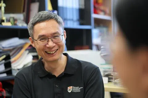 南大教授陈晓东认为，真正的科学创新不仅需要严谨求实的态度，更需要有一份将冷冰冰的技术转化为关怀人类与自然的温情。（张俊杰摄）