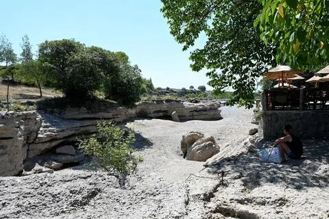 欧洲大陆今夏连续经历好几波热浪，大片地区陷入干旱。在黑山首都波德戈里察（Podgorica），当地的齐耶夫纳河（Cijevna River）因持续高温少雨而干涸，河床裸露，沙石清晰可见。（法新社）