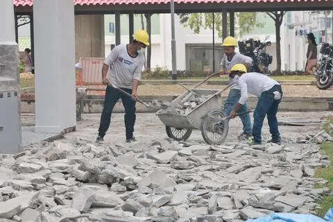 烟霾笼罩，星期六（10月10日）早上，淡滨尼4道一带组屋的建筑工人戴着口罩，清理搬运碎石。（唐家鸿摄）