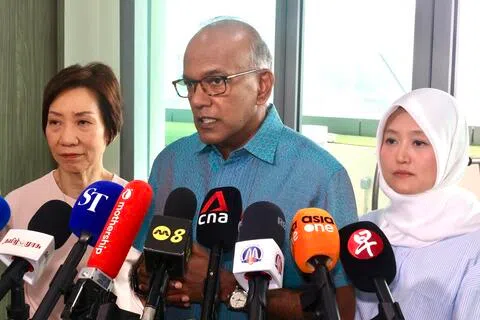 国务资政兼国家安全统筹部长及内政部长尚穆根（中），星期一（10月19日）视察兀兰关卡后，接受媒体访问。永续发展与环境部长傅海燕（左），以及数码发展及新闻部兼保健卫生部政务部长拉哈尤（右）也陪同视察。（邬福梁摄）