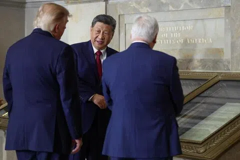 美国总统特朗普（左一）和中国国家主席习近平（左二）当地时间星期五（9月25日）上午参观位于华盛顿特区的国家档案馆期间，在美国宪法旁交谈。（路透社）