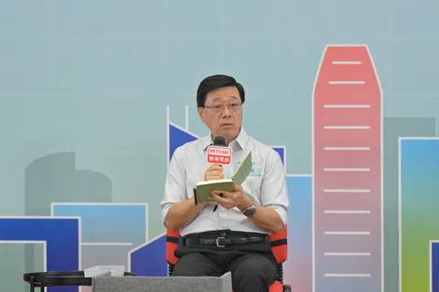 香港行政长官李家超8月2日率领司局长出席香港第一个五年规划及2026年《施政报告》的地区咨询会，听取地区人士对香港五年规划及行政长官第五份《施政报告》的意见和建议。咨询会在南屯门官立中学举行，约有130位来自不同背景的市民出席。图为李家超在现场听取市民意见。（香港中通社）