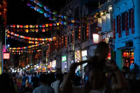 彭博社报道认为，在北京将政策重心集中于人工智能（AI）之际，中国消费股正陷入“失落的十年”。图为海南海口市老城区的一条历史老街。（路透社）