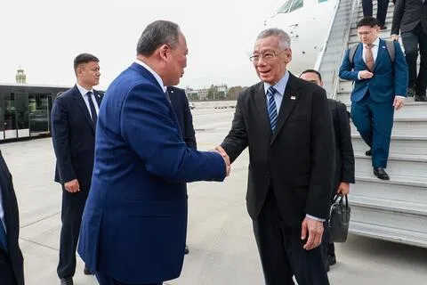国务资政李显龙（前排右）星期一抵达哈萨克斯坦第一大城和旧都阿拉木图，展开中亚访问行程。哈萨克斯坦外交部副部长科努斯帕耶夫（Yermukhambet Konuspayev，前排左）到机场迎接李资政一行。外交部兼内政部政务部长周凯年（李资政身后，被遮挡）、议员符策翔（左一），以及外交部、贸工部和总理公署官员随行。（数码发展及新闻部提供）