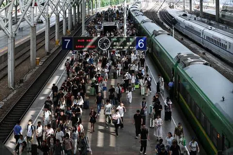 今年1至8月，中国铁路发送旅客33.2亿人次，同比增长3.9%，创历史同期新高。图为8月28日，旅客在南京火车站出行。（中新社）