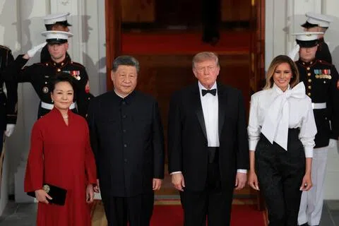 中国国家主席习近平（左二）和夫人彭丽媛（左一）于美东时间星期四（9月24日）傍晚抵达白宫，出席国宴。美国总统特朗普（右二）和夫人梅拉尼娅（右一）在白宫北门廊迎接两人。（路透社）
