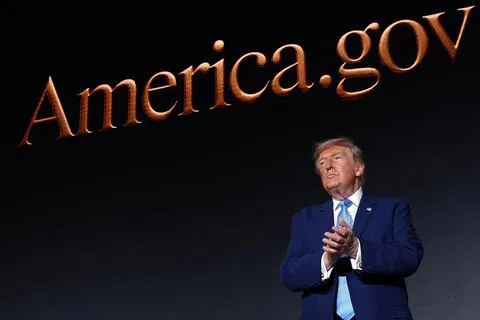 美国总统特朗普星期二（9月29日）在华盛顿一场活动上推出名为America.gov的AI聊天机器人，但它很快就在多个争议话题上与总统唱反调。（法新社）