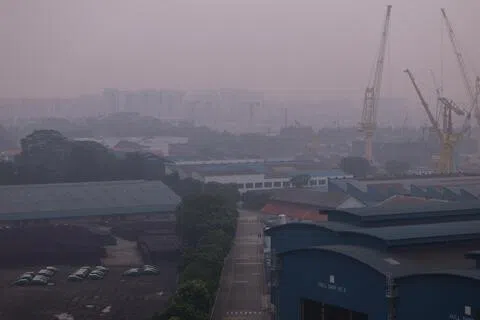 新加坡近期因印尼林火，全岛跨境烟霾情况严重。图为10月15日海军部傍晚时分的烟霾情况。（白艳琳摄）